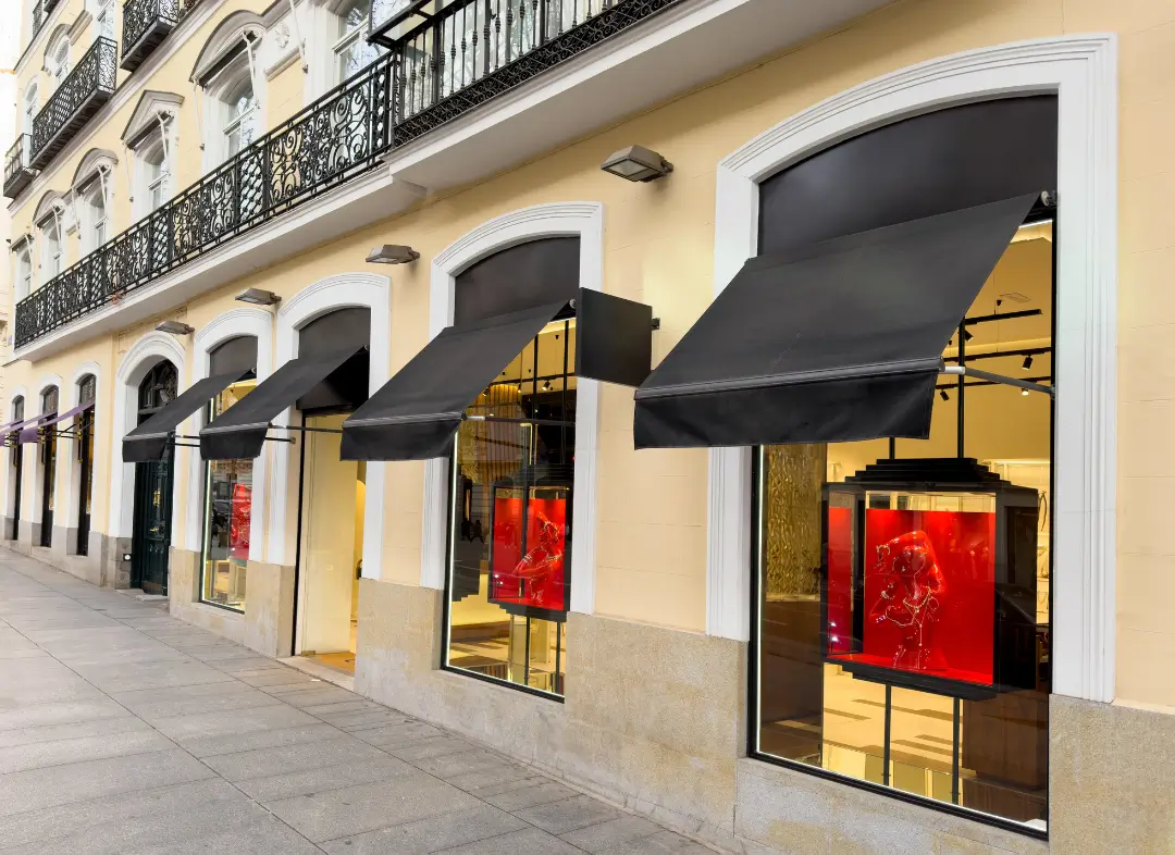 Façade vitrine de magasin en aluminium sur mesure à Rochefort-du-Gard